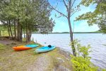 Kayaks and canoes at the Lakeview Cabin shoreline on Lac Heney.