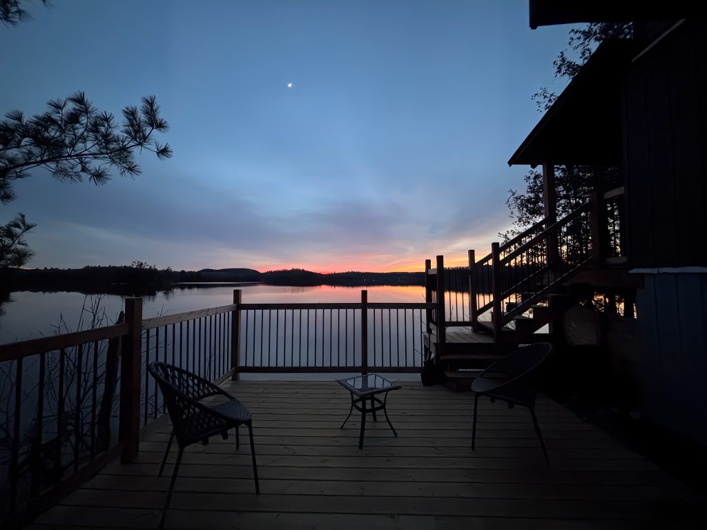 Vue panoramique du coucher de soleil depuis le chalet Lakeview à R&B Retreats sur le lac Heney
