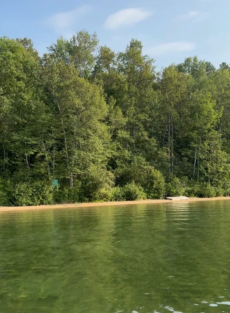 Plage cachée au bord du lac près de R&B Retreats, Gracefield, Québec.
