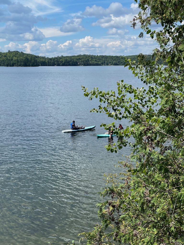 Faire du kayak sur le lac Heney à R&B Retreats au Québec.
